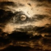 Księżyc za ponurymi, deszczowymi chmurami